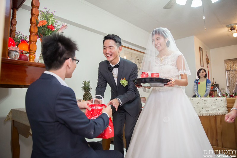 [高雄婚攝] 任緯＆怡萱 婚禮紀錄｜夢時代雅悅會館晶鑽廳