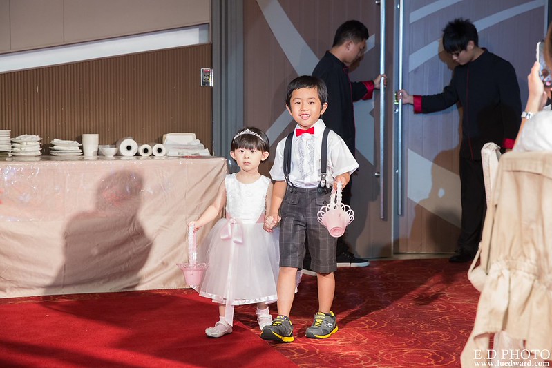 [高雄婚攝] 任緯＆怡萱 婚禮紀錄｜夢時代雅悅會館晶鑽廳