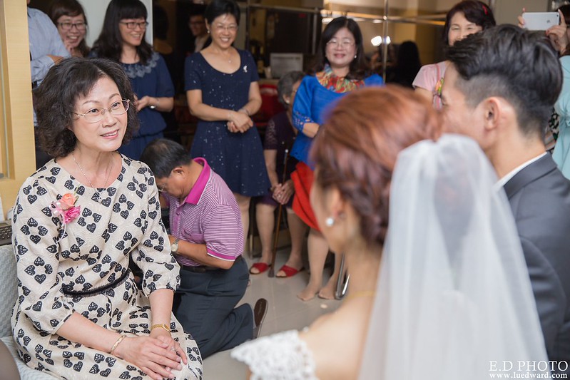 [高雄婚攝] 任緯＆怡萱 婚禮紀錄｜夢時代雅悅會館晶鑽廳