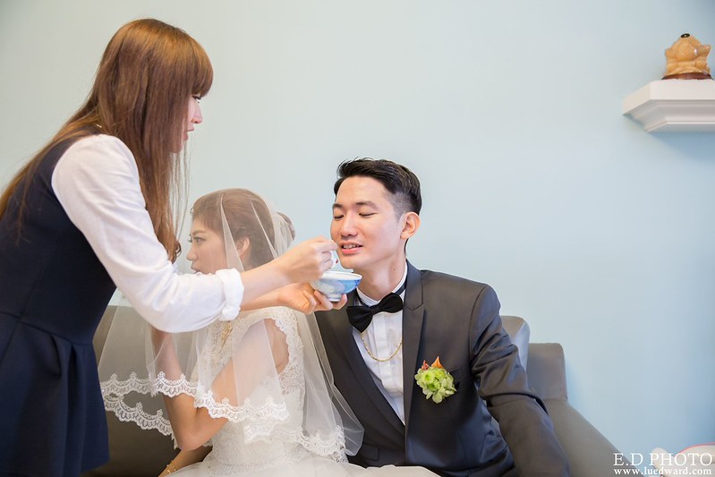 [高雄婚攝] 任緯＆怡萱 婚禮紀錄｜夢時代雅悅會館晶鑽廳