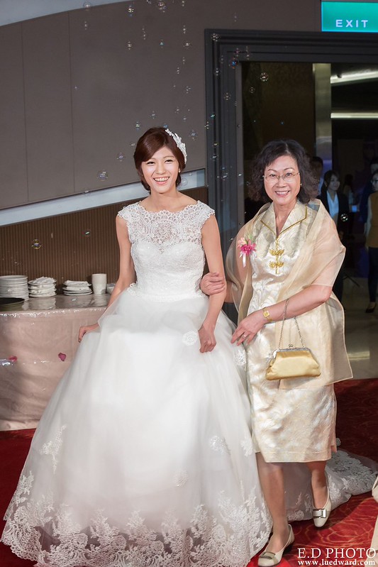 [高雄婚攝] 任緯＆怡萱 婚禮紀錄｜夢時代雅悅會館晶鑽廳