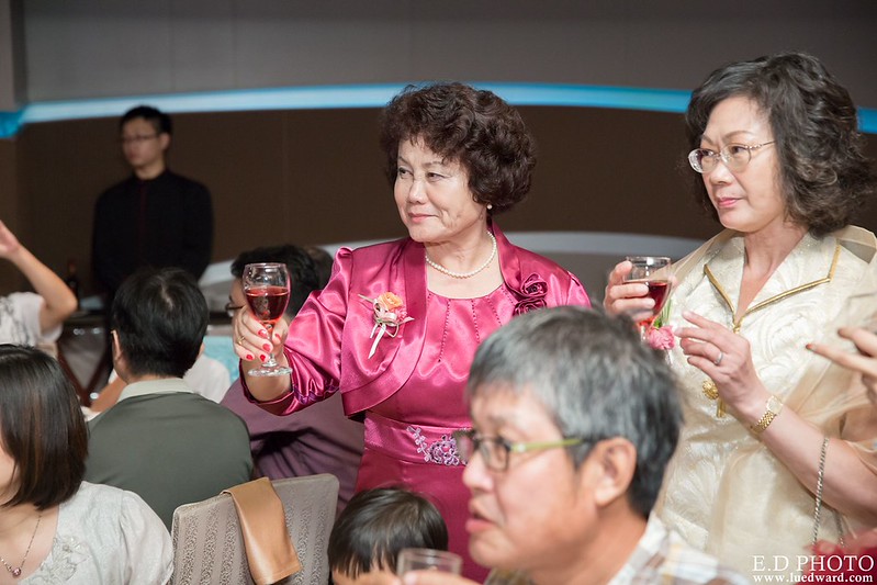 [高雄婚攝] 任緯＆怡萱 婚禮紀錄｜夢時代雅悅會館晶鑽廳