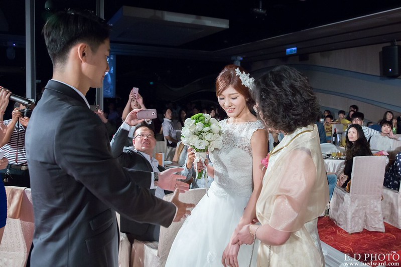 [高雄婚攝] 任緯＆怡萱 婚禮紀錄｜夢時代雅悅會館晶鑽廳