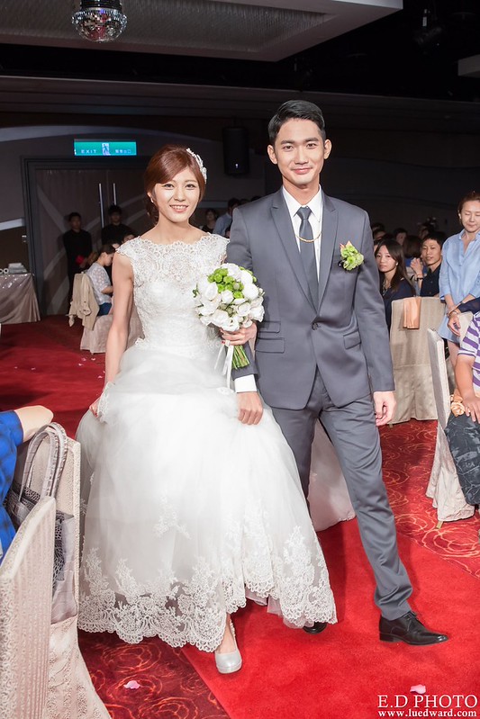 [高雄婚攝] 任緯＆怡萱 婚禮紀錄｜夢時代雅悅會館晶鑽廳