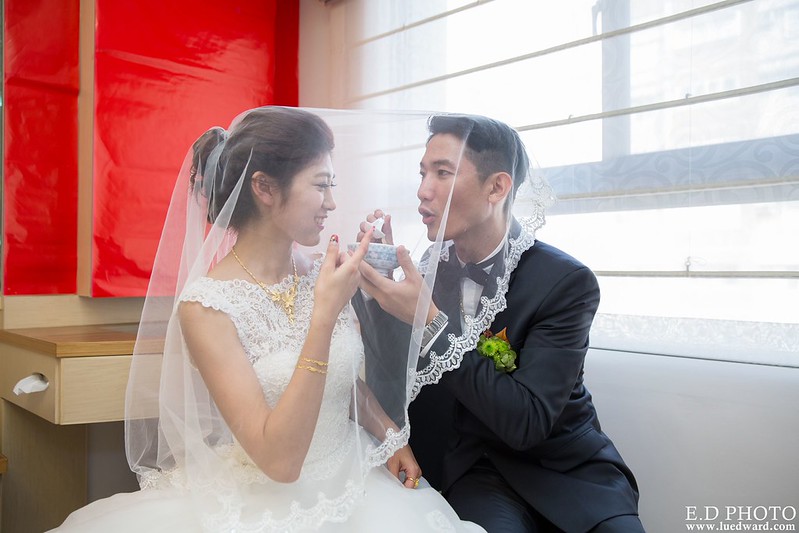[高雄婚攝] 任緯＆怡萱 婚禮紀錄｜夢時代雅悅會館晶鑽廳