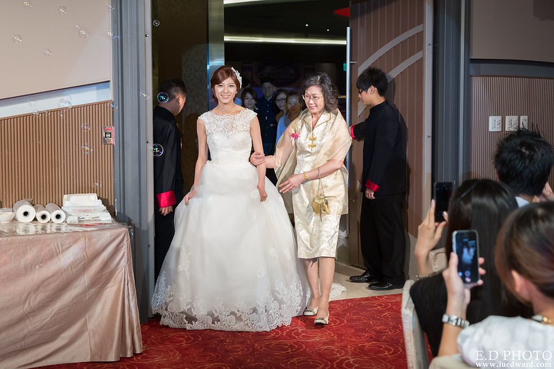 [高雄婚攝] 任緯＆怡萱 婚禮紀錄｜夢時代雅悅會館晶鑽廳