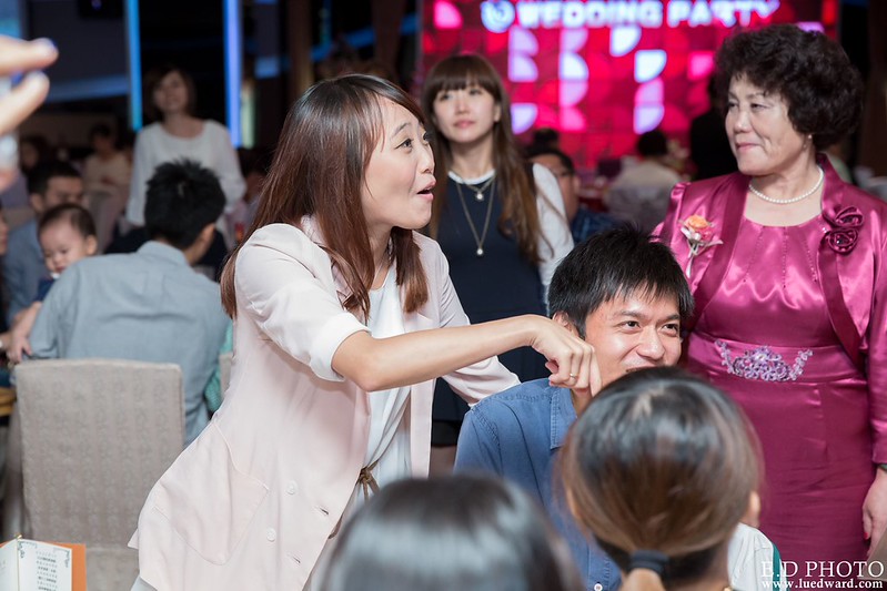 [高雄婚攝] 任緯＆怡萱 婚禮紀錄｜夢時代雅悅會館晶鑽廳