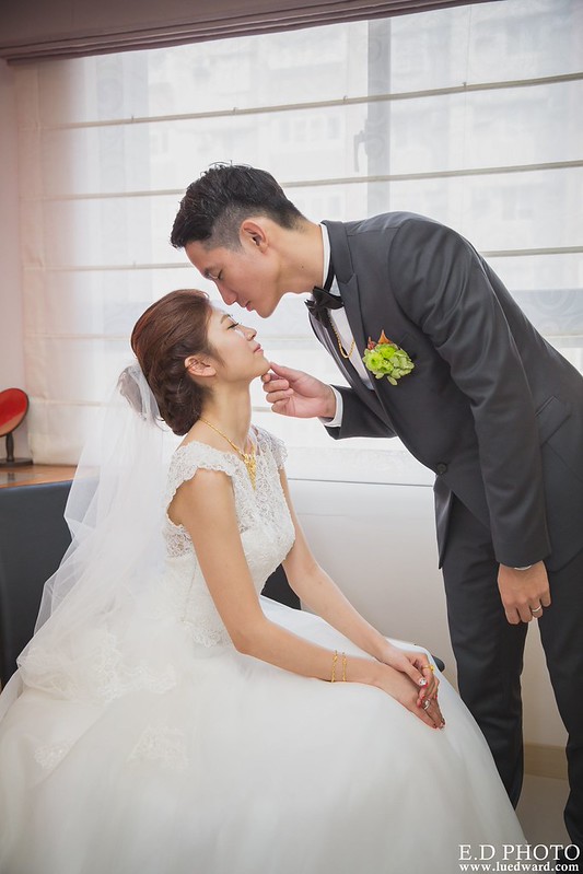 [高雄婚攝] 任緯＆怡萱 婚禮紀錄｜夢時代雅悅會館晶鑽廳
