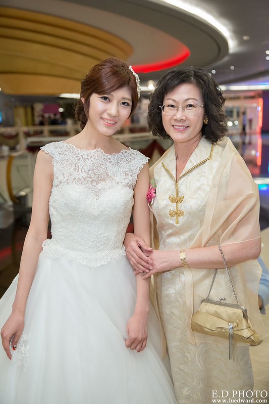 [高雄婚攝] 任緯＆怡萱 婚禮紀錄｜夢時代雅悅會館晶鑽廳