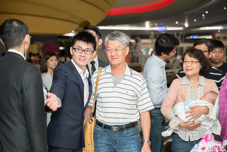 [高雄婚攝] 任緯＆怡萱 婚禮紀錄｜夢時代雅悅會館晶鑽廳