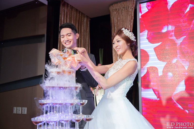 [高雄婚攝] 任緯＆怡萱 婚禮紀錄｜夢時代雅悅會館晶鑽廳