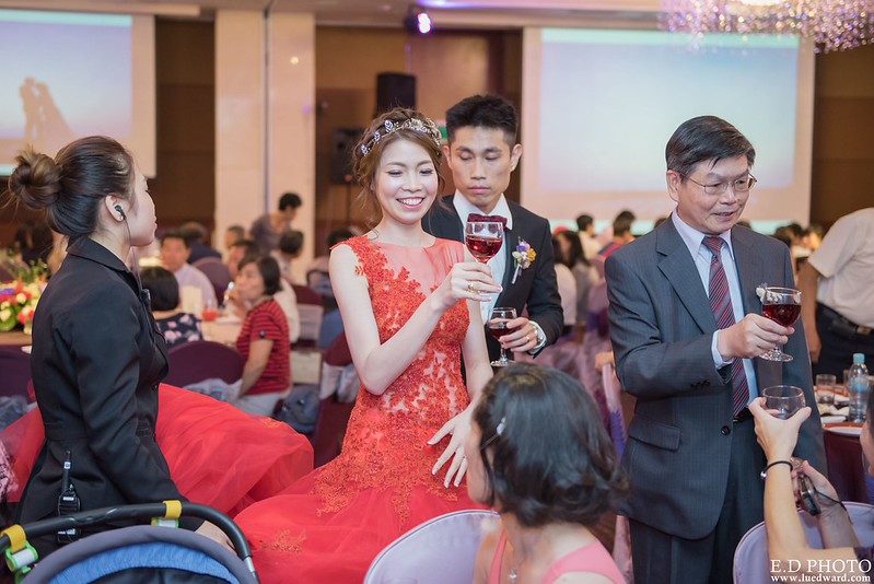 [高雄婚攝] 賢鈞＆郁芬 婚禮紀錄｜漢神巨蛋冠鶴廳