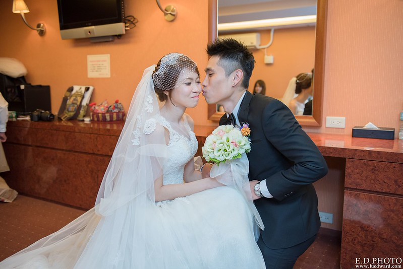 [高雄婚攝] 賢鈞＆郁芬 婚禮紀錄｜漢神巨蛋冠鶴廳