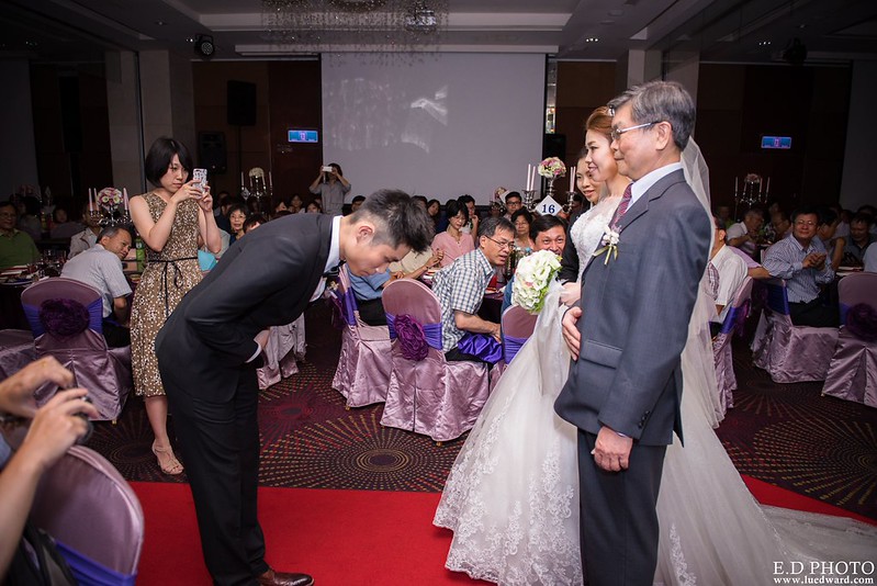 [高雄婚攝] 賢鈞＆郁芬 婚禮紀錄｜漢神巨蛋冠鶴廳