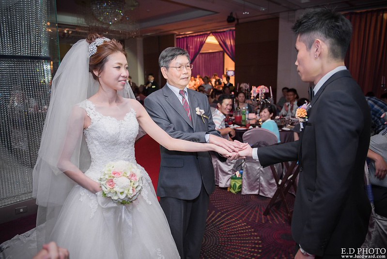 [高雄婚攝] 賢鈞＆郁芬 婚禮紀錄｜漢神巨蛋冠鶴廳